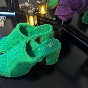 Out of stock sz 7 pink kiss terry cloth slip on block heel